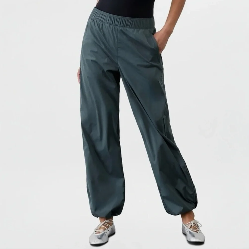 Athleta Rise Pant in color Eden NWT - Picture 2 of 6